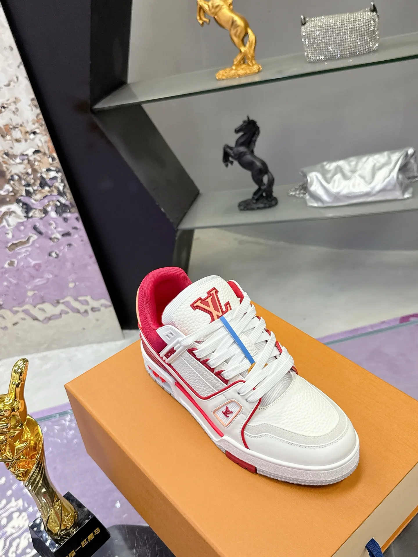 Factory price: 760💰 (latest color) This LV Trainer sneaker is made of grained cow leather, and uses vibrant colors to pay tribute to Virgil Abloh’s original classic inspired by retro basketball shoes. The upper is embellished with rubber LV letters and Vuitton logo, and the outsole is decorated with Monogram flowers. Exquisite packaging at the delivery counter🛍📦 ▪️Fabrics: Original customized first-layer cowhide ▪️Inner lining: Original customized breathable mesh lining ▪️Outsole: Original molded two-color TPU combination outsole ▪️Sole thickness: 3CM ▪️Size: Women's 35-40 Men's 38-46